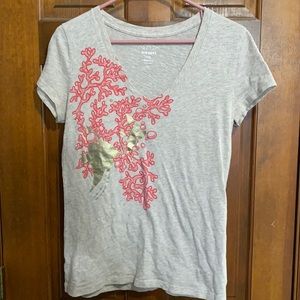 Cute v-neck tee with fish and coral design.